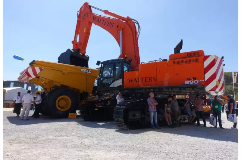 Im Schatten des Bell 60-t-Muldenkippers B60E und des Hitachi Zaxis 890LCR konnten die Besucher sich vor Sonne und Hitze schützen.