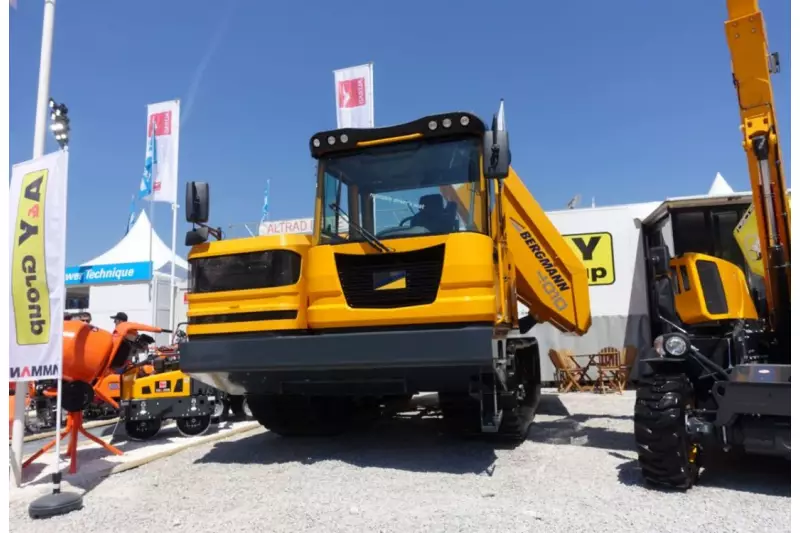 Zu den Exponaten von Bergmann gehörte der 4010 Raupendumper. Durch sein Kamerasystem behält der Bediener immer den Überblick.