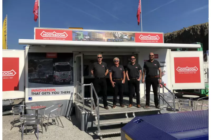 Johann van de Water (l.) und sein Vertriebsteam vom niederländischen Hersteller Nooteboom verzeichneten viele Besucher und Bestellungen.