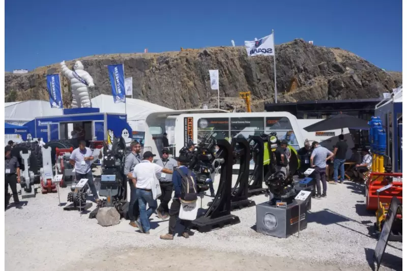 Als einer der führenden Hersteller von Anbaugerä¬ten für Ladekrane und Bagger präsentierte Kinshofer u. a. seine neuen „NOX-Tiltrotatoren“.