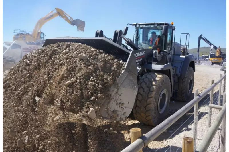 Die Hillhead ist bekannt für ihre Live-Demos: Der Hidromek HMK 640 WL ist mit 4 m³ Lade-schaufelkapazität ein gefragter Helfer.