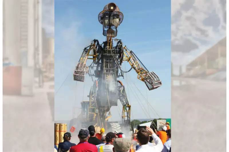 Mit drei Vorführungen am Tag war die 11,2 m hohe „Man Engine“ Publikumsmagnet. 2016 ursprüng¬lich vom Cornish Mining Weltkulturerbe in Auftrag gegeben, sollte die „Man Engine“ den Mut, die Ent-schlossenheit und Arbeit aller in der Bergbauindustrie Beteiligten würdigen. Angetrieben wird das Konstrukt von einem Volvo L220H Radlader.