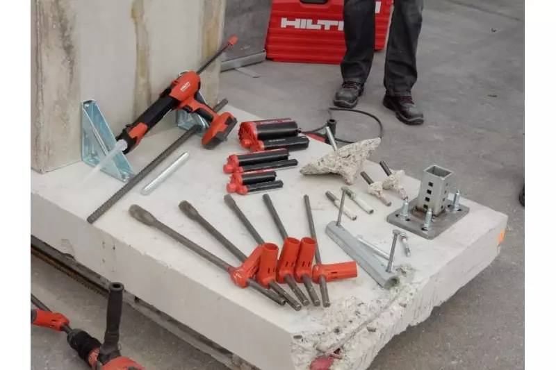 Hilti-Produkte für Befestigungstechnik (nachträglicher Bewehrungsanschluss, Ankerschiene etc.)
Vor den Augen der Gäste wurden die Werkzeuge im harten Einsatz getestet.
