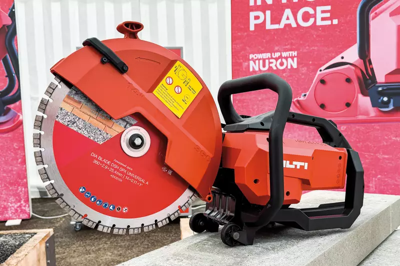 Batterie ersetzt Benzin. Die neuen Akku-Trennschleifer DSH 700-22 ATC und DSH 600-22 ATC können laut Hilti genau soviel Beton schneiden wie ein Benzin-Trennschleifer der gleichen Leistungsklasse mit vollem Tank. Quelle: Tobias Kiehstaller
