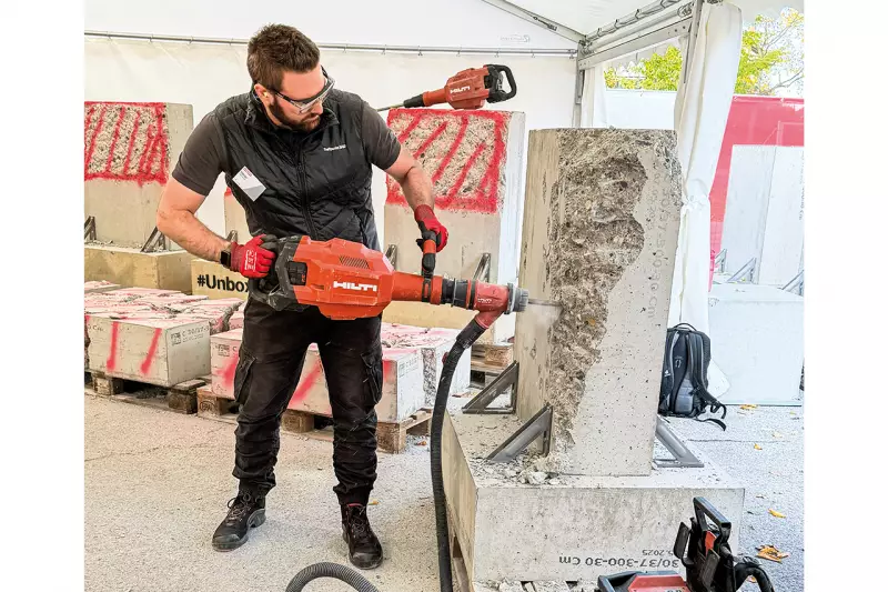 Treffpunkt.Bau in Action. Tobias Kiehstaller hämmert sich durch dicken Beton. Dank Nuron-Power auch für Büroarbeiter eine leichte Übung. Quelle: Hilti
