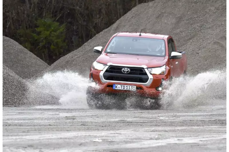 Ganz schön spritzig. Mit dem neuen 2,8 l großen Diesel gewinnt der Hilux an Fahrspaß und Souveränität.