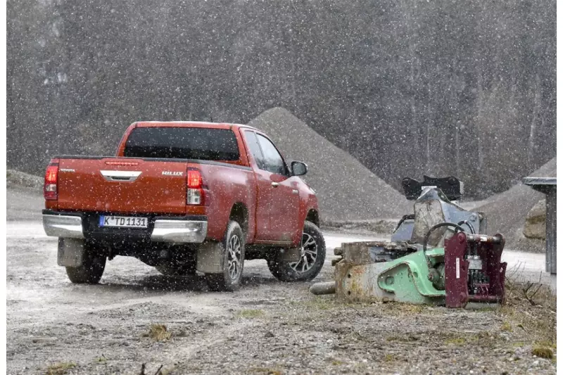 Bis zu 1 t kann der Hilux zuladen und bis zu 3,5 t ziehen. Dem Testfahrzeug fehlt eine Anhängerkupplung, die extra bestellt werden muss. Eine elektronische Anhängerstabilisierung ist hingegen serienmäßig an Bord.