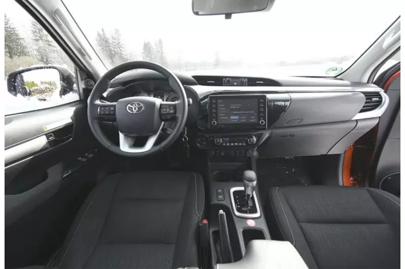 Wohnliche Pkw-Atmosphäre in der Hilux Extra Cab. Das Multimedia-Audiosystem Toyota Touch integriert Smartphones via Apple Carplay und Android Auto.