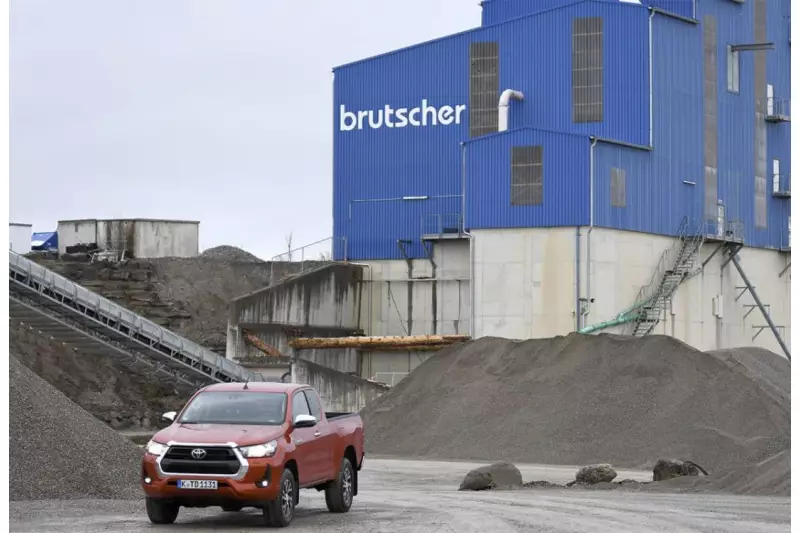 Testgelände war das Kieswerk der Firma Brutscher in Lauben. Mit 310 mm Bodenfreiheit und gesperrter Hinterachse beweist der Hilux baustellentaugliche Offroad-Talente.