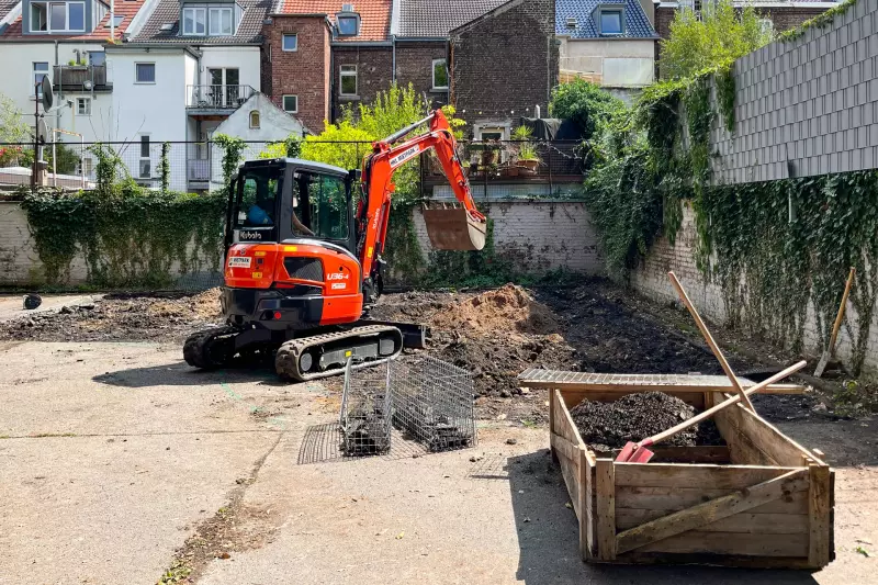 Mit einem Hydraulikhammer ausgestattet übernahm ein Minibagger von HKL das Aufbrechen des Asphalts am neuen Standort des Allerweltshaus Köln e.V.