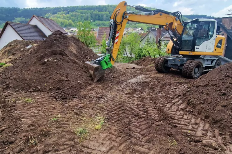 Hier wurde der HKS XtraTilt beim Bau eines Spielplatzes in Biebergemünd vom renommierten Unternehmen für Garten- und Landschaftsbau Becker eingesetzt.