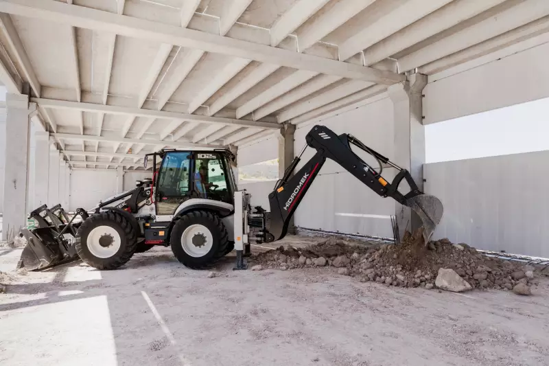 Die Baggerlader sind für vielseitige Erd- und Ladeeinsätze ausgelegt und kombinieren hohe Losbrechkräfte mit wirtschaftlichem Kraftstoffverbrauch, während die Raupenbagger mit verstärkter Konstruktion, weiterentwickelter Hydraulik und ROPS- sowie FOPS2-zertifizierten Kabinen für anspruchsvolle Anwendungen konzipiert sind.