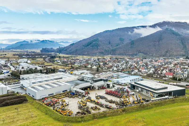 Der Stammsitz der Hoch-Gruppe im baden-württembergischen Steinach. Dort beheimatet sind Hoch Baumaschinen mit Verkauf, Vermietung und Service sowie Hoch Hydraulik. Seit 2018 zählt auch Kohrmann Baumaschinen mit 14 Niederlassungen zur Unternehmensgruppe. Quelle: Bernd Mair