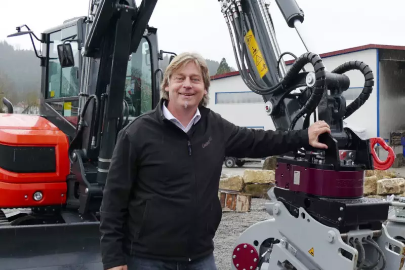 Strahlendes Lächeln trotz des strömenden Regens bei unserem Besuch während der Händlerschulung. Günter Holp, Geschäftsführer der Holp GmbH, freut sich auf die Testtage, zu denen interessierte Maschinenführer und Bauunternehmer herzlich eingeladen sind. Auf 7.000 m² stehen unterschiedliche Bagger und Anbaugeräte verschiedener Hersteller bereit für ausgiebige Praxistests im Zusammenspiel mit dem Rototop 360°-Rotator.