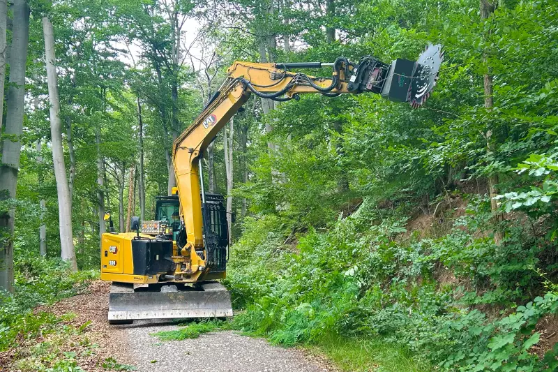 Mit dem CutWheel können Böschungen, Lichtraumprofile und Hecken an Straßen und Wegen mit nur einem Maschinenbediener gepflegt werden – effizient, komfortabel und mit gutem Schnittbild.