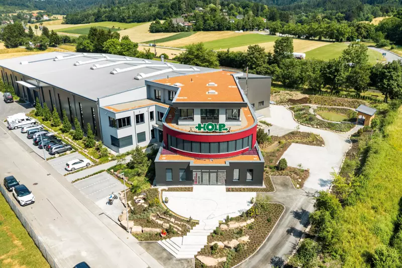 Doppelter Grund zum Feiern bei Holp: Im Juni 2026 feierte das Unternehmen sein 25-jähriges Bestehen und weihte gleichzeitig ein neues, rund 5.000 m² großes Betriebsgebäude ein. Foto: Holp