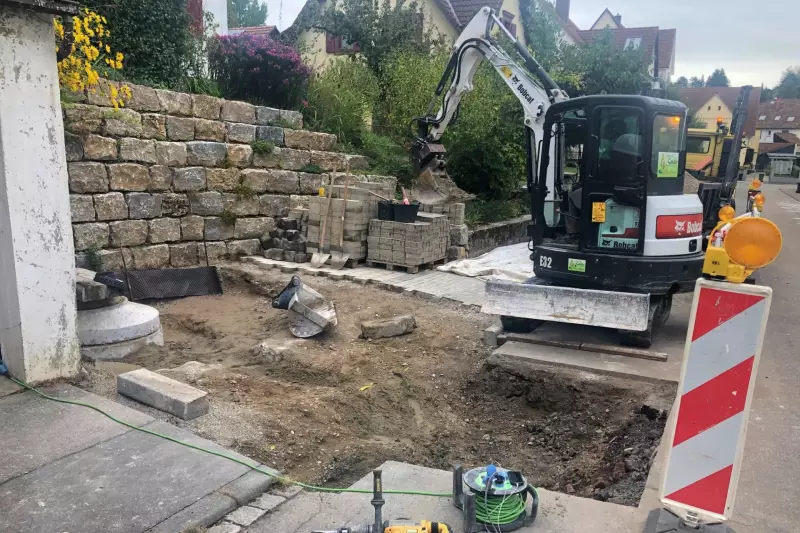 Arbeiten in beengten Räumen oder entlang von Wegen stellt durch die große Flexibilität des Baggerarms kein Problem dar.