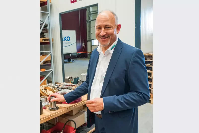 Torsten Schick, Geschäftsführer Vertrieb, führte geladene Gäste, Händler, Kunden und die Fachpresse durch die Produktion und erläutert im Treffpunkt.Bau-Interview die auf Internationalisierung ausgelegte Wachstumsstrategie von Holp. Foto: Treffpunkt.Bau