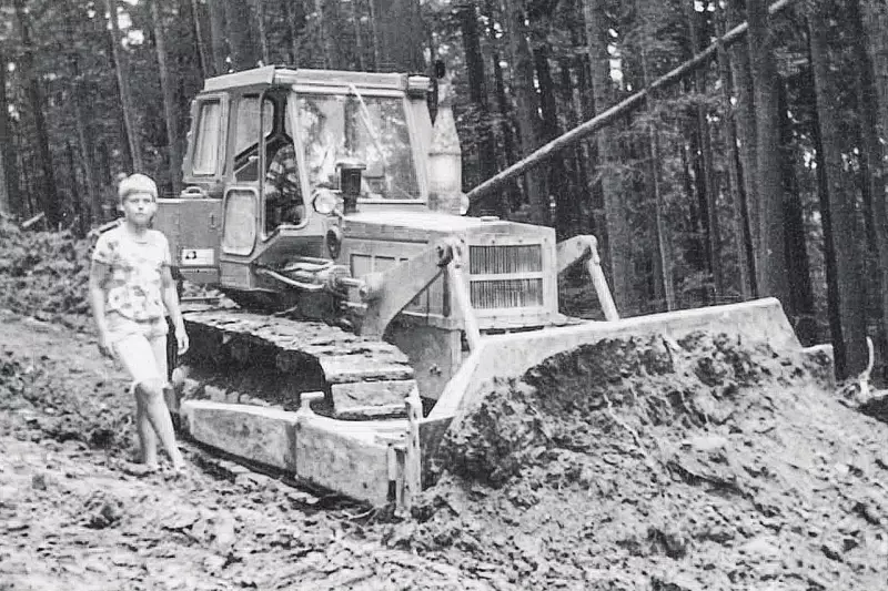 Die Wurzeln des Unternehmens. Franz Holp gründete 1979 einen Raupenbetrieb und bot zunächst Dienstleistungen im Forst- und Wegebau sowie bei der Holzabfuhr und Flächenräumung an. Sein Sohn Günter Holp (Foto) war von Anfang an dabei. Foto: Holp