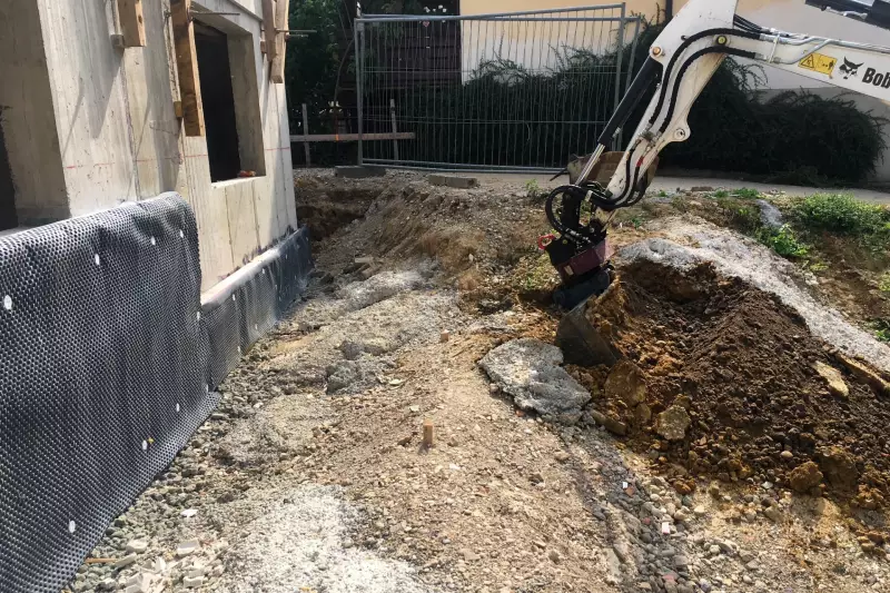 Zügiges Verteilen von Material, da in alle Richtungen und somit auch vom Bagger weggearbeitet werden kann.