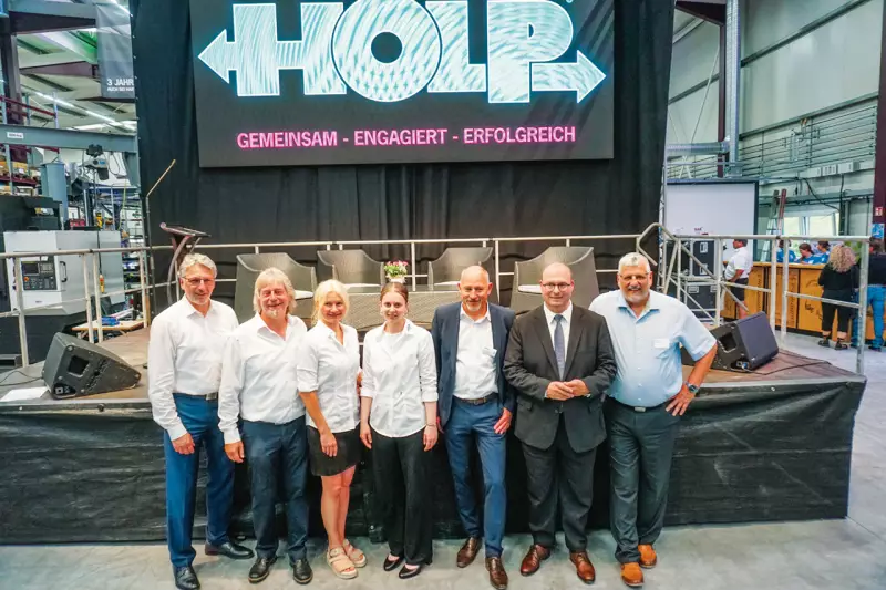 Von links: Dieter Schnittjer, Mitglied des Vorstandes und Geschäftsführer VDBUM, Günter Holp mit seiner Frau Annett Holp, Tochter Hannah Holp, Torsten Schick, Co-Geschäftsführer, Armin Mößner, Bürgermeister der Stadt Murrhardt, sowie VDMA-Geschäftsführer Joachim Schmid. Foto: Treffpunkt.Bau