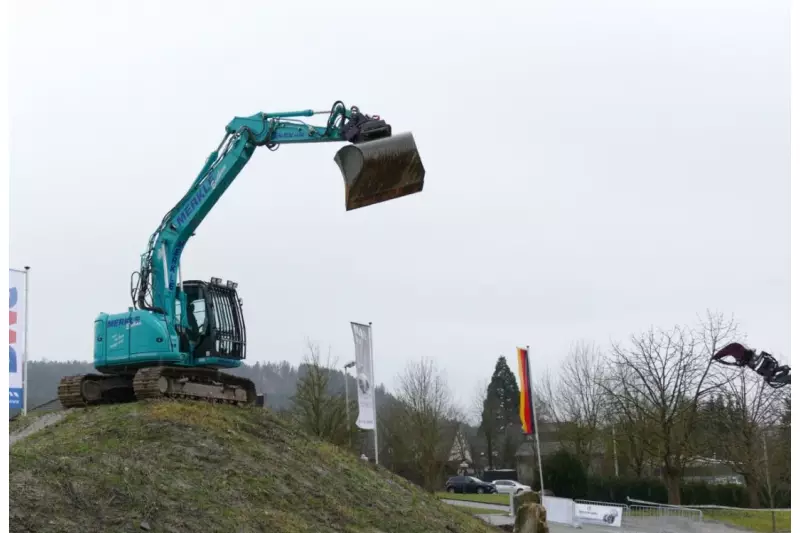 Weithin sichtbar begrüßt der Bagger die Besucher der Testarena. Maschinen von 2 bis knapp 20 t stehen zum intensiven Ausprobieren bereit.