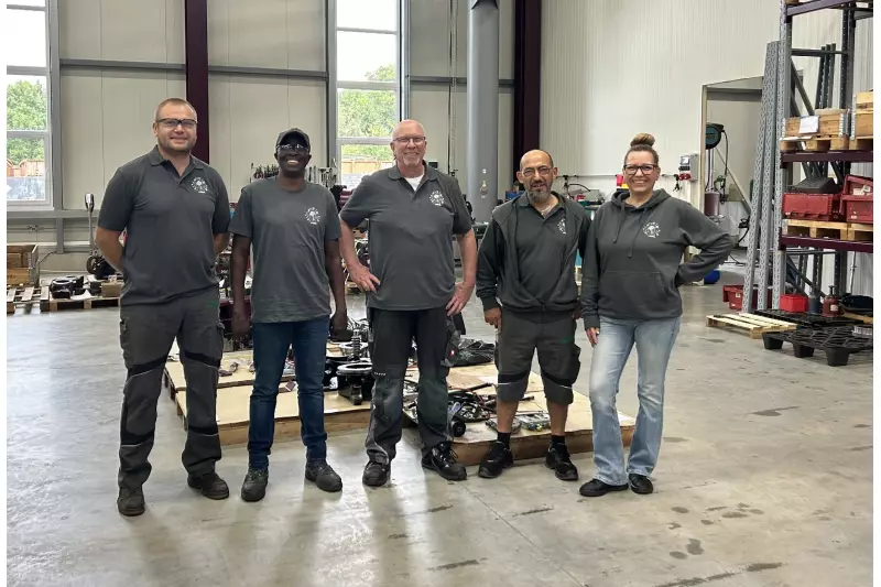 Schlagkräftige Truppe im Holp-Kundenservice: Valeriu Cocerba, Alhagie Bojang, Rainer Luithardt, Salvatore Marino und Angélique Kirsten.
