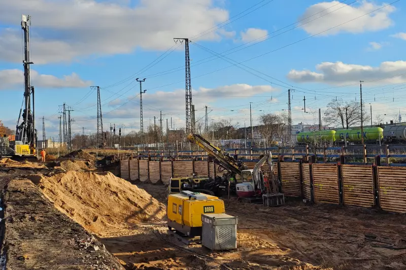 Temporäre Litzenanker stabilisieren die Baugrube auf dem Fürther Hornschuchcampus trotz sandigem Baugrund und Bahnverkehr.