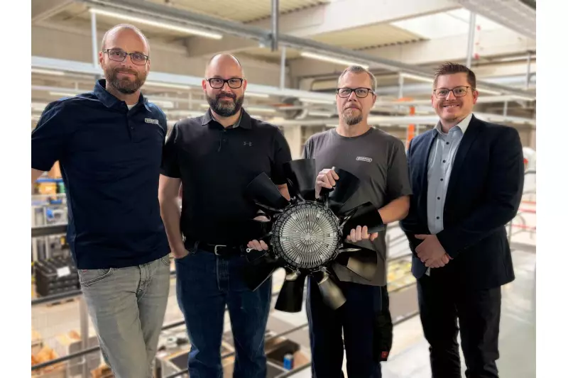 Die Horton Europe-Mitarbeiter, die maßgebend am Serienstart der LCX100-Lüfterkupplung beteiligt waren, präsentieren eine der ersten seriell produzierten LCX100-Kupplungen, hier mit einem MS9 Lüfter von Horton. Auf dem Bild von links nach rechts: Dominik Derleder (Teamleiter Application Engineering), Markus Ploss (Produktionsleiter), Dieter Tilsner (Bereichskoordinator Montage), Jordan DeBruhl (Vertriebsleiter Off-Highway Europe).
