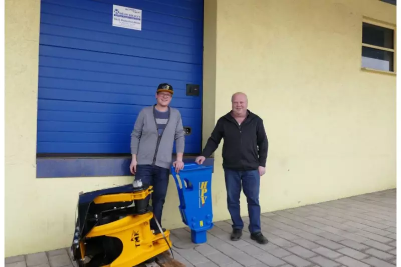 Erwin Riedelsberger (r.) und sein Sohn Markus an der Laderampe des Unternehmens. Vom Standort in Ehekirchen/Walda aus versorgen sie die Händler deutschlandweit mit Neugeräten und Ersatzteilen.  