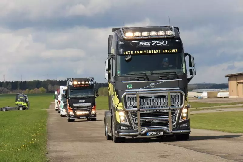 Der Volvo FH 16, ausgestattet mit Scheinwerferbügel, Dachlampenbügel, Bullfänger, Kuhfänger, Rammschutz, Rammschutzbügel, Frontbar, Bumpbar, Sidebar, Radzierblende und Scheinwerfer.