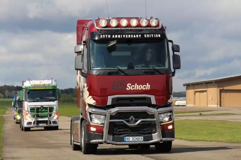 Ein Renault Truck mit eigens gestyltem Scheinwerferbügel, Dachlampenbügel, Top-Bügel, Bullfänger, Kuhfänger, Rammschutz, einer Frontbar, Bumpbar, Sidebar und Scheinwerfern.