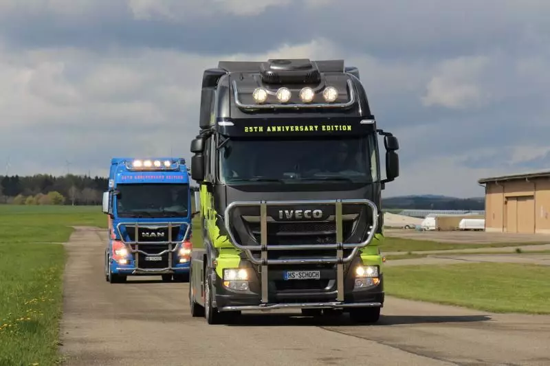 Der Iveco Stralis, ausgestattet mit Dachlampenbügel, Scheinwerferbügel, Bullfänger, Kuhfänger, Rammschutz, Frontbar und Bumpbar.