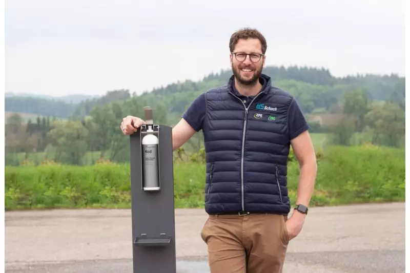 Marcel Schoch, Geschäftsführender Gesellschafter der HS-Schoch Gruppe, mit dem HS Tower Deluxe und dem passenden Spenderset.