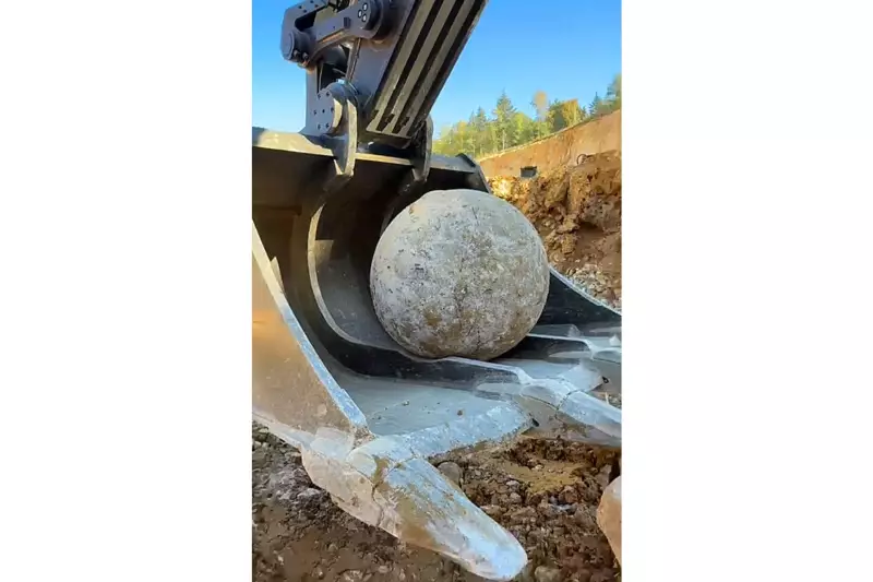 Die spezielle Kombination aus Zahn und Löffelform sorgt für eine exzellente Materialaufnahme und eine hohe Produktivität des neuen Felstieflöffels. Quelle: HS-Schoch Gruppe