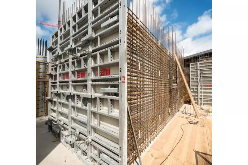 Die krangebundene Systemwandschalung Platinum 100 von Hünnebeck ermöglicht auf der Berliner Baustelle ein aufstockungsfreies Schalen und uneingeschränkt schnelles Betonieren der knapp 3,40 m hohen Wände.