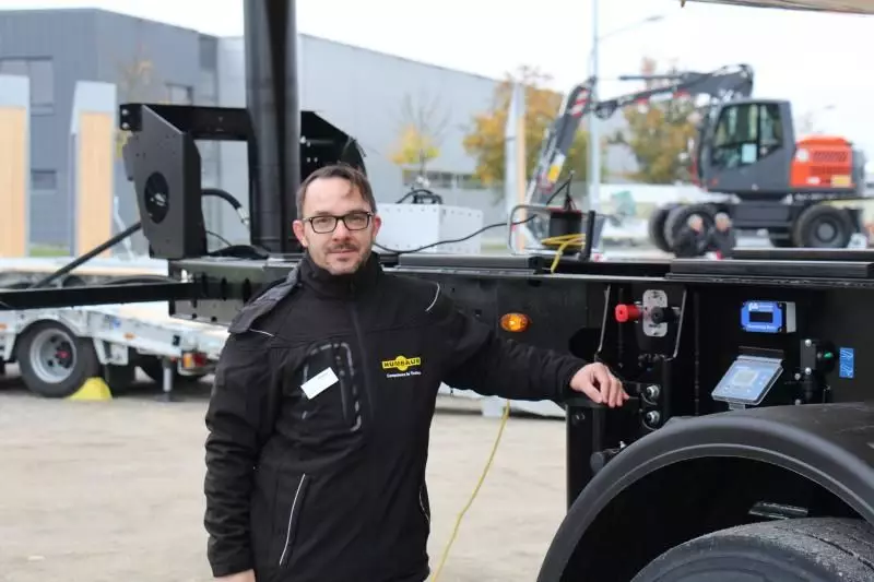 Produktmanager Thomas Uhl erklärte dem Fachpublikum die Neuheiten der Thermomulde z.B. Temperaturanzeiger, 5 Sensoren und das Smartboard.