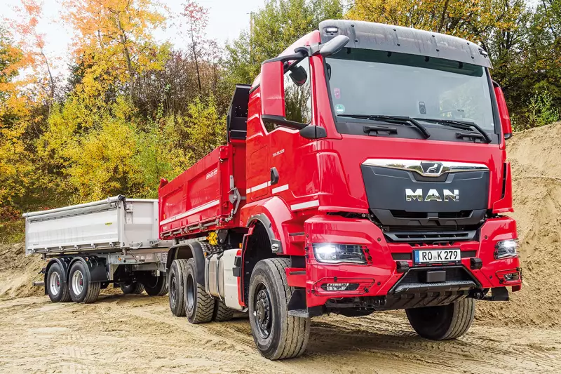 Der MAN TGS ist für anspruchsvolle Transporte im Bauumfeld konzipiert. Mit 382 kW (520 PS) und einem robusten Fahrwerk überzeugt er durch Traktion und Fahrstabilität auf wechselnden Untergründen. Quelle: Treffpunkt.Bau
