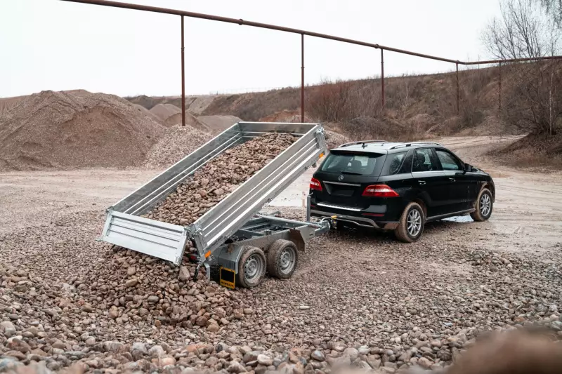 Der Gersthofer Anhängerhersteller Humbaur war laut Neuzulassungszahlen des Kraftfahrt-Bundesamts 2025 mit 27.856 Einheiten erneut die meistzugelassene Anhängermarke im Segment bis 3,5 t zGG und führt den Erfolg unter anderem auf feuerverzinkte Fahrgestelle, geschweißte Stahlbrücken sowie einen hohen Individualisierungsgrad im Sonderbau zurück.