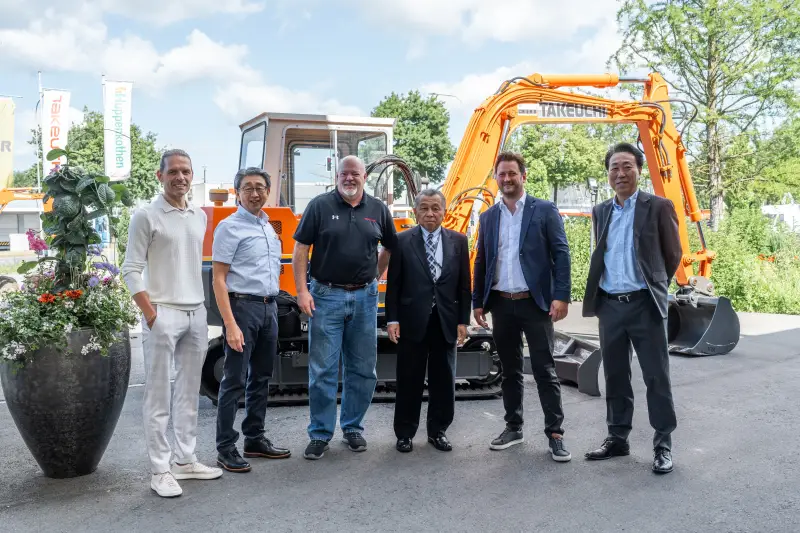 70 Jahre Huppenkothen (von links): Dominik Hartmann (COO Huppenkothen), Hitoshi Arai (Key Account Manager Takeuchi Europe), Clay Eubanks (Direktor Takeuchi Global), Toshiya Takeuchi (Eigentümer Takeuchi), Lukas Steurer (CTO Huppenkothen) und Tomonori Tamaru (Vertriebsleitung Takeuchi Global)
