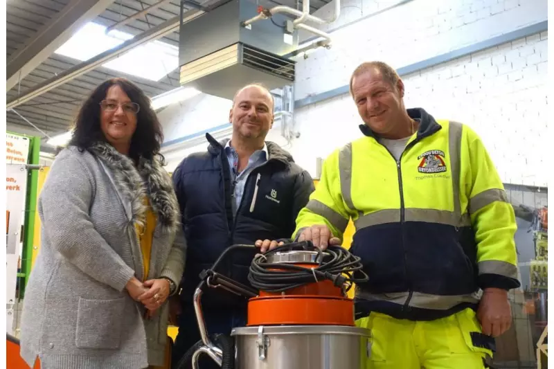 (V.l.) Hermine Lüscher, Organisation und Verwaltung Betonbeißer, Mathias Pfitzenmeier, Regional Managing Director DACH und Slowenien Husqvarna, und Thomas Lüscher, Inhaber und Geschäftsführer des Schweizer Unternehmens Betonbeißer.