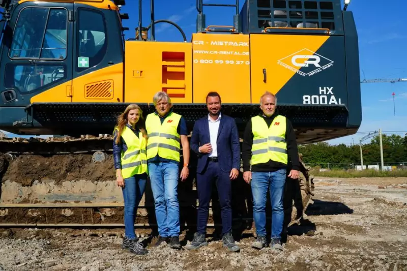 Gute Zusammenarbeit (v.l.n.r.): Isabelle Manns, Gerd Manns; Lukas Giancane
(CR-Rental) und Bauleiter Rainer Fränkel (Manns).
