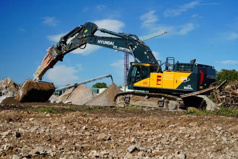 Der 82 t schwere HX800AL bewegt ein tonnenschweres Fundament zur
Zerkleinerung.
