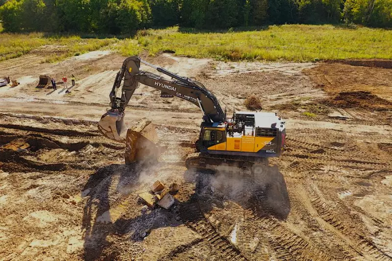 Mühelos gräbt der HX800AL das tonnenschwere Fundament dank seiner
enormen Losbrechkraft aus.
