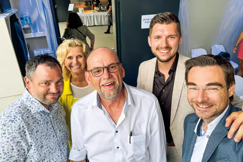 Gratulation von der Politik. Sebastian Hartl (l.), Bürgermeister von Luhe-Wildenau, Andrea Lang, stellvertretende Landrätin, und Stephan Oetzinger (r.), MdL, lobten das unternehmerische Engagement von Johann (m.) und Manuel Paulus. Quelle: Tobias Kiehstaller