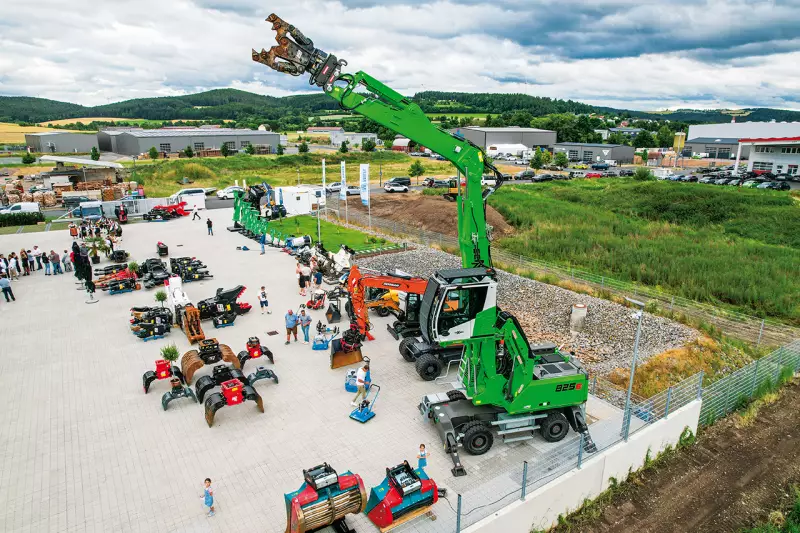 Von handgeführten Geräten bis zur tonnenschweren Zange hält Paules Mietpark alles bereit, was für den Abbruch benötigt wird. Viele der 300 Gäste nutzten die Feier auch, um sich das Angebot genau anzuschauen. Quelle: Tobias Kiehstaller