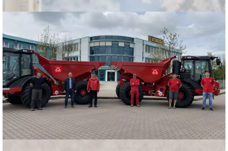 Bei der Übergabe der in dechant-Hausfarbe lackierten aber noch nicht endgültig beschrifteten neuen Maschinen in Weimar stehen mit Sicherheitsabstand zueinander von links nach rechts: Martin Schneider (Servicetechniker von Hydrema), Mathias Hahn (Regionaler Verkaufsleiter, Hydrema), Günter Herold (Werkstattleiter, dechant), Jens Scheller (Dumper-Fahrer, dechant), Alexander Humbert (Lkw-Fahrer, dechant), Jan Herold (Auszubildender, dechant)