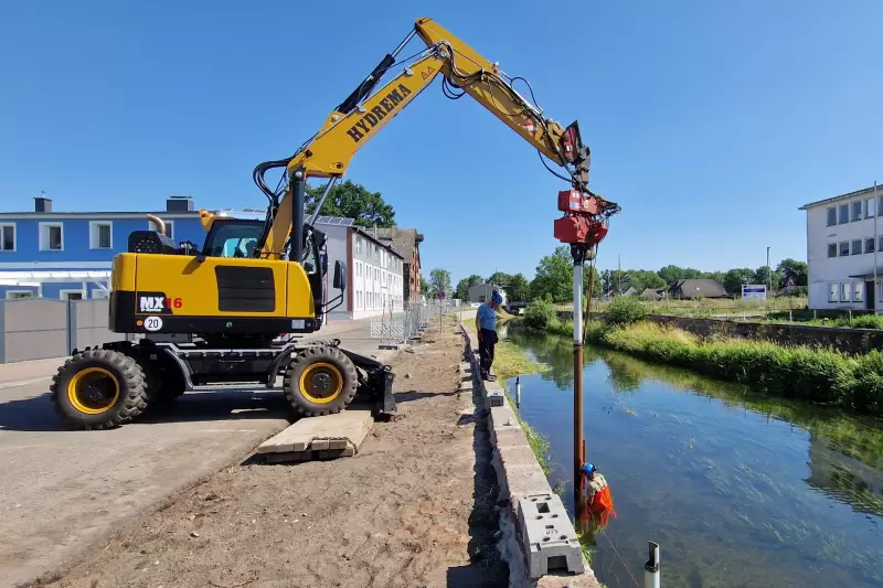 Selbst der MX16G hat so viel hydraulische Kraft, dass er eine Müller-Ramme betreiben kann. Hier im Einsatz beim Wasserwegebauer Holger Roock aus Sundhagen in Mecklenburg-Vorpommern.