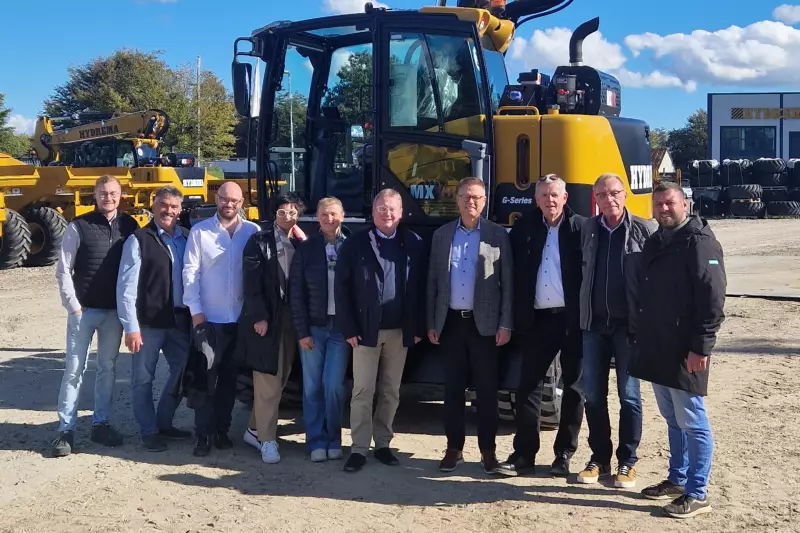 Konzernchef Jan Werner Jensen (4.v.r) begrüßte Michael Ellinger 5.v.r) mit seiner Vertriebsmannschaft im Werk zusammen mit Martin Werthenbach (3.v.r.) und Mario Haun (ganz links).