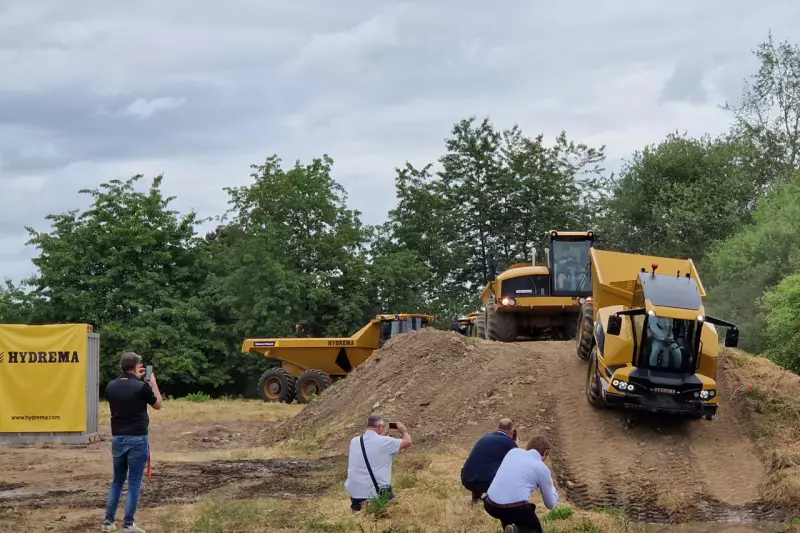 Teilnehmer der Erlebnistage werden wieder mit Freude über die Dumper-Marterstrecke fahren und bewundernd dem kleinen DT6 hinterhersehen, wie er seinen großen Brüdern folgen kann.                         